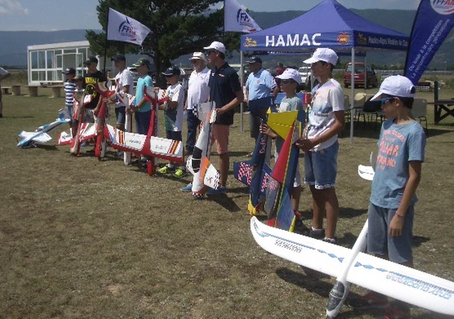 les dix jeunes aeromodelistes au milieu patrick chateau president de la ligue regionale les dix jeunes aeromodelistes et au milieu patrick chateau president de la ligue regionale 1501088166